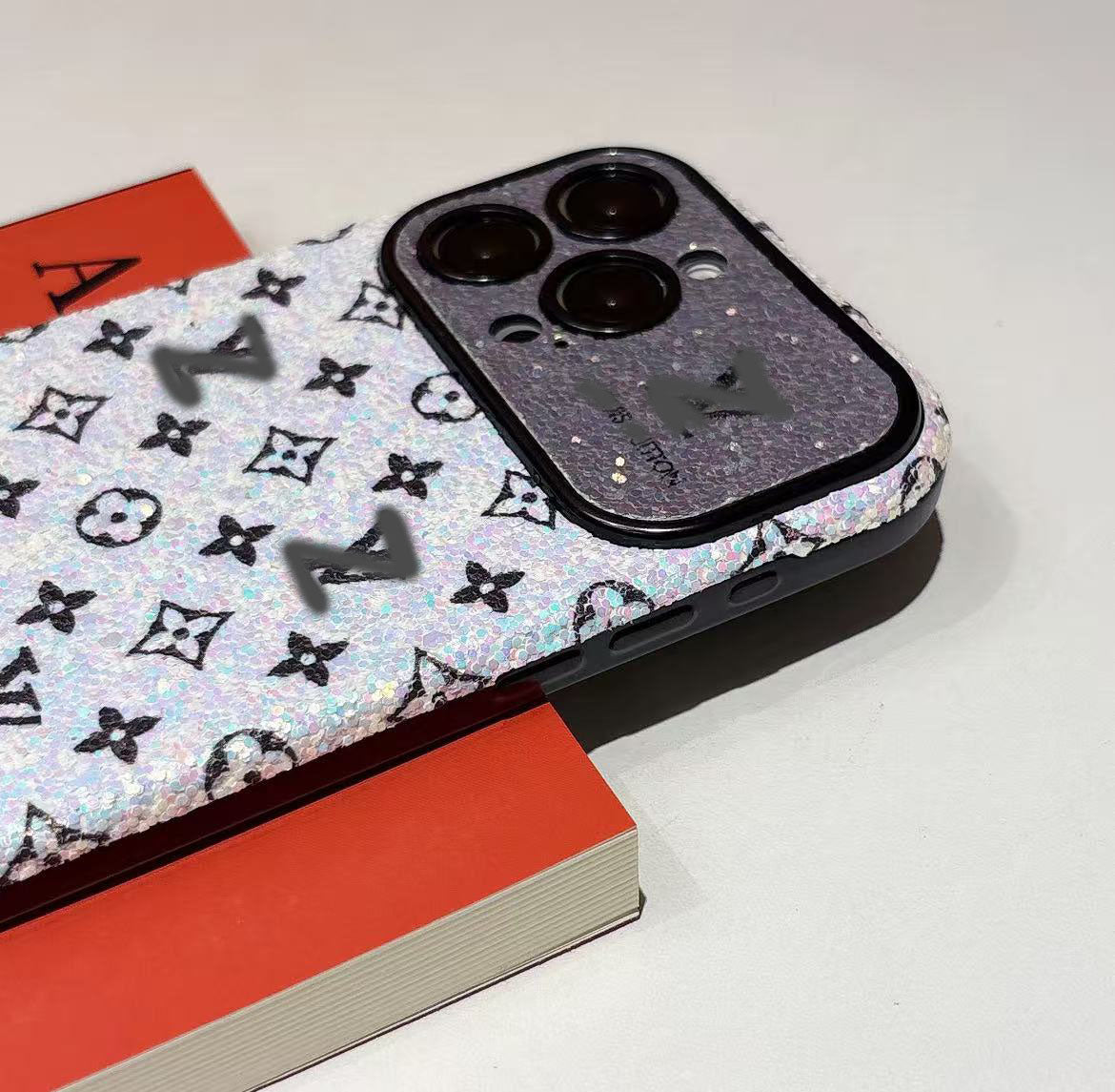 スマホケース  高級感  ダブルV 耐衝撃・防振性能に優れ、高級感あふれるスマホケースで、iPhone13~17 に対応