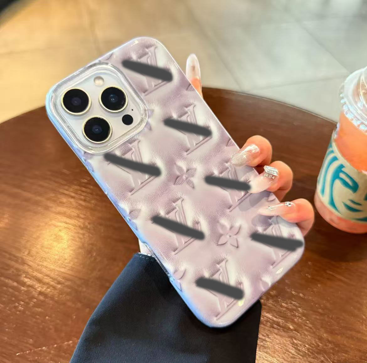 スマホケース INS高級感 ダブルV 耐衝撃・防振性能に優れ、高級感あふれるスマホケースで、iPhone13~17 に対応