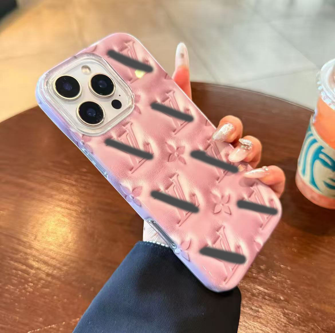 スマホケース INS高級感 ダブルV 耐衝撃・防振性能に優れ、高級感あふれるスマホケースで、iPhone13~17 に対応