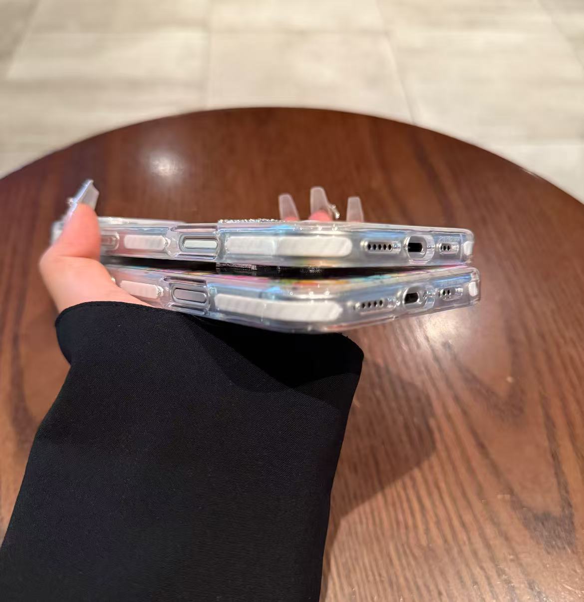 スマホケース  i高級感  ダブルG 耐衝撃・防振性能に優れ、高級感あふれるスマホケースで、iPhone13~17 に対応