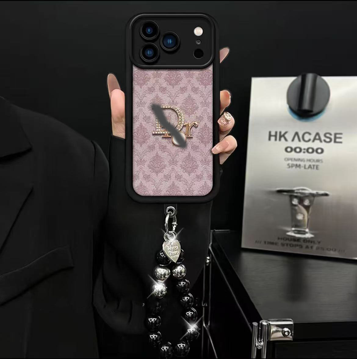 スマホケース 高級感ブレスレットを付き ダブルDi** 耐衝撃・防振性能に優れ、高級感あふれるスマホケースで、iPhone11~17 に対応