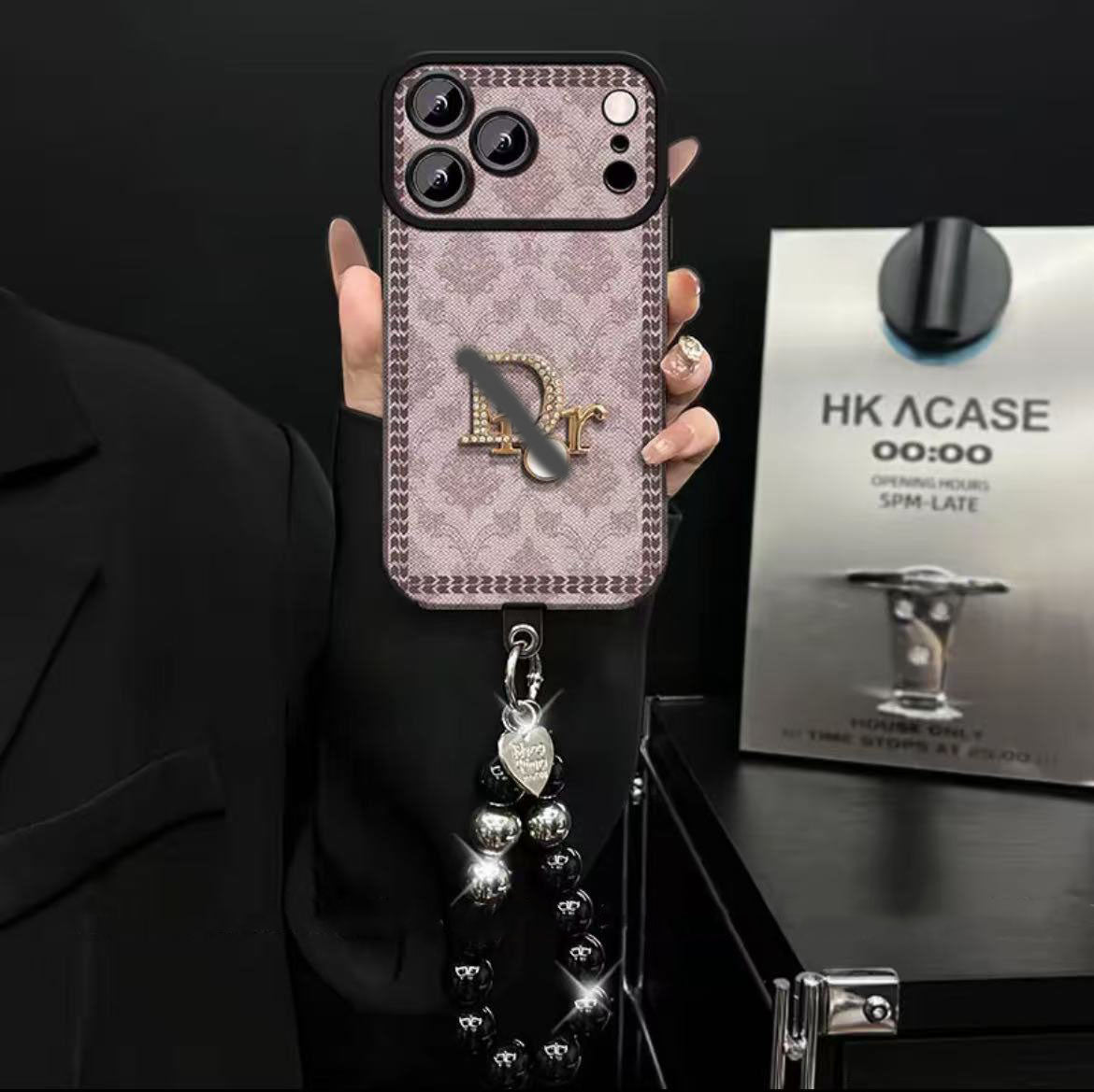 スマホケース 高級感ブレスレットを付き ダブルDi** 耐衝撃・防振性能に優れ、高級感あふれるスマホケースで、iPhone11~17 に対応