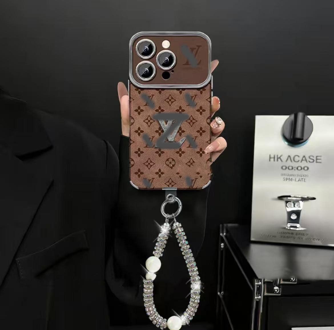 スマホケース 高級感ブレスレットを付き ダブルV 耐衝撃・防振性能に優れ、高級感あふれるスマホケースで、iPhone11~17 に対応