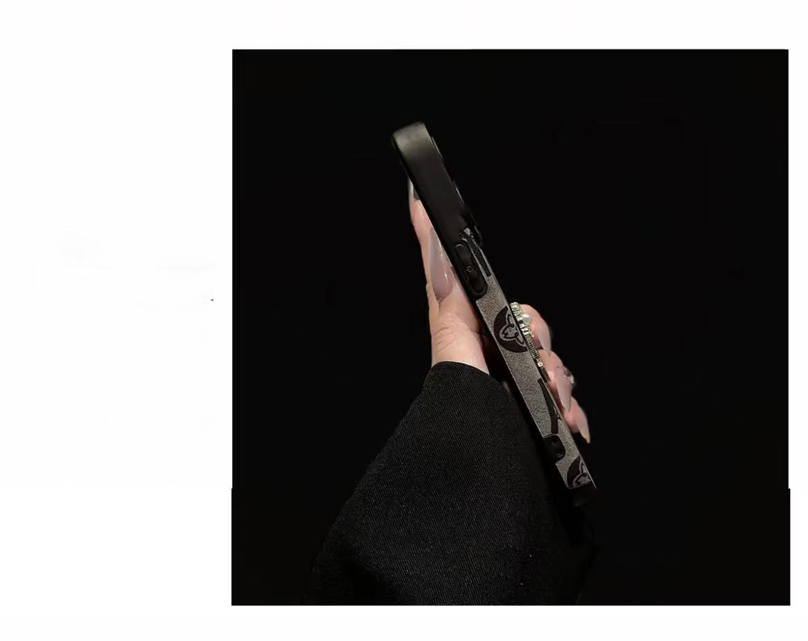 スマホケース 高級感ブレスレットを付き ダブルV 耐衝撃・防振性能に優れ、高級感あふれるスマホケースで、iPhone11~17 に対応