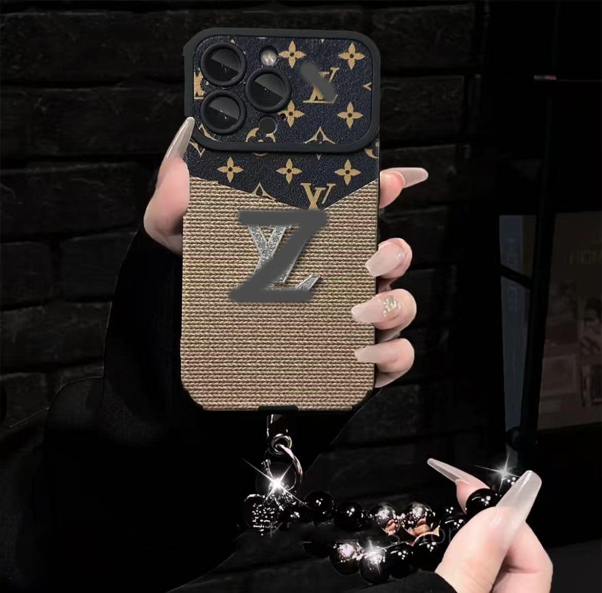 スマホケース 高級感ブレスレットを付き ダブルV 耐衝撃・防振性能に優れ、高級感あふれるスマホケースで、iPhone11~17 に対応