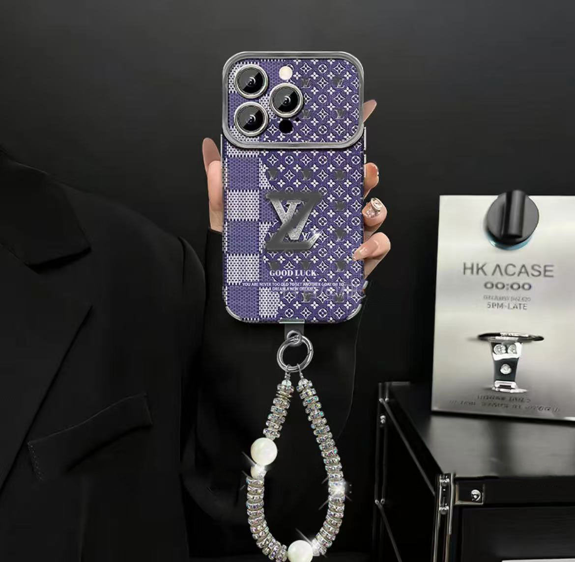 スマホケース 高級感ブレスレットを付き ダブルV 耐衝撃・防振性能に優れ、高級感あふれるスマホケースで、iPhone11~17 に対応