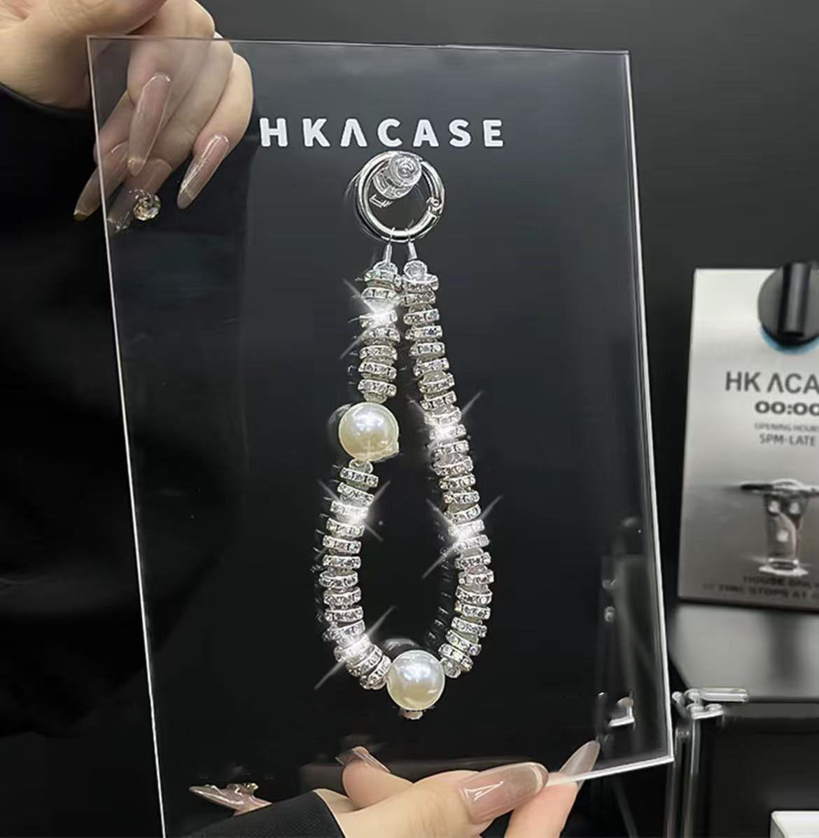 スマホケース 高級感ブレスレットを付き ダブルV 耐衝撃・防振性能に優れ、高級感あふれるスマホケースで、iPhone11~17 に対応