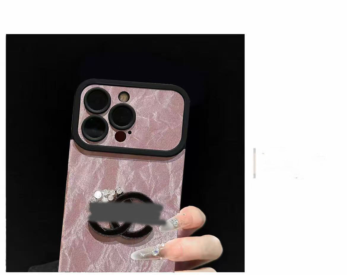 スマホケース 高級感ブレスレットを付き ダブルC 耐衝撃・防振性能に優れ、高級感あふれるスマホケースで、iPhone11~17 に対応