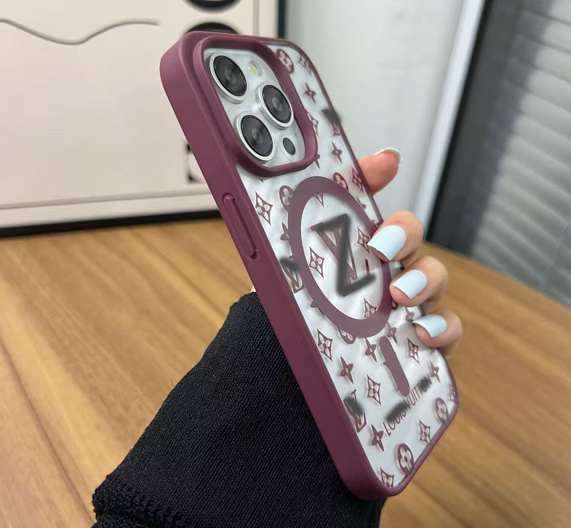 スマホケース 高級感マグネット式 ダブルV 耐衝撃・防振性能に優れ、高級感あふれるスマホケースで、iPhone11~16 に対応