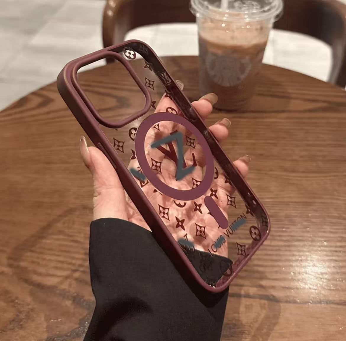 スマホケース 高級感マグネット式 ダブルV 耐衝撃・防振性能に優れ、高級感あふれるスマホケースで、iPhone11~16 に対応