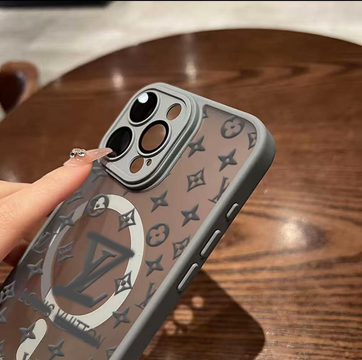 スマホケース 高級感マグネット式 ダブルV レンズ保護付き 耐衝撃・防振性能に優れ、高級感あふれるスマホケースで、iPhone12~16 に対応