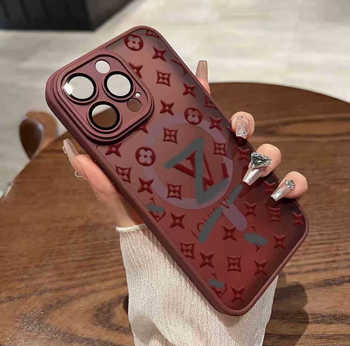 スマホケース 高級感マグネット式 ダブルV レンズ保護付き 耐衝撃・防振性能に優れ、高級感あふれるスマホケースで、iPhone12~16 に対応