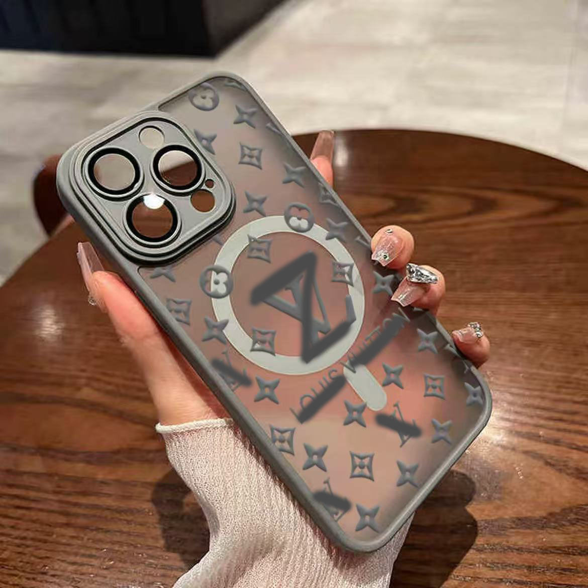 スマホケース 高級感マグネット式 ダブルV レンズ保護付き 耐衝撃・防振性能に優れ、高級感あふれるスマホケースで、iPhone12~16 に対応