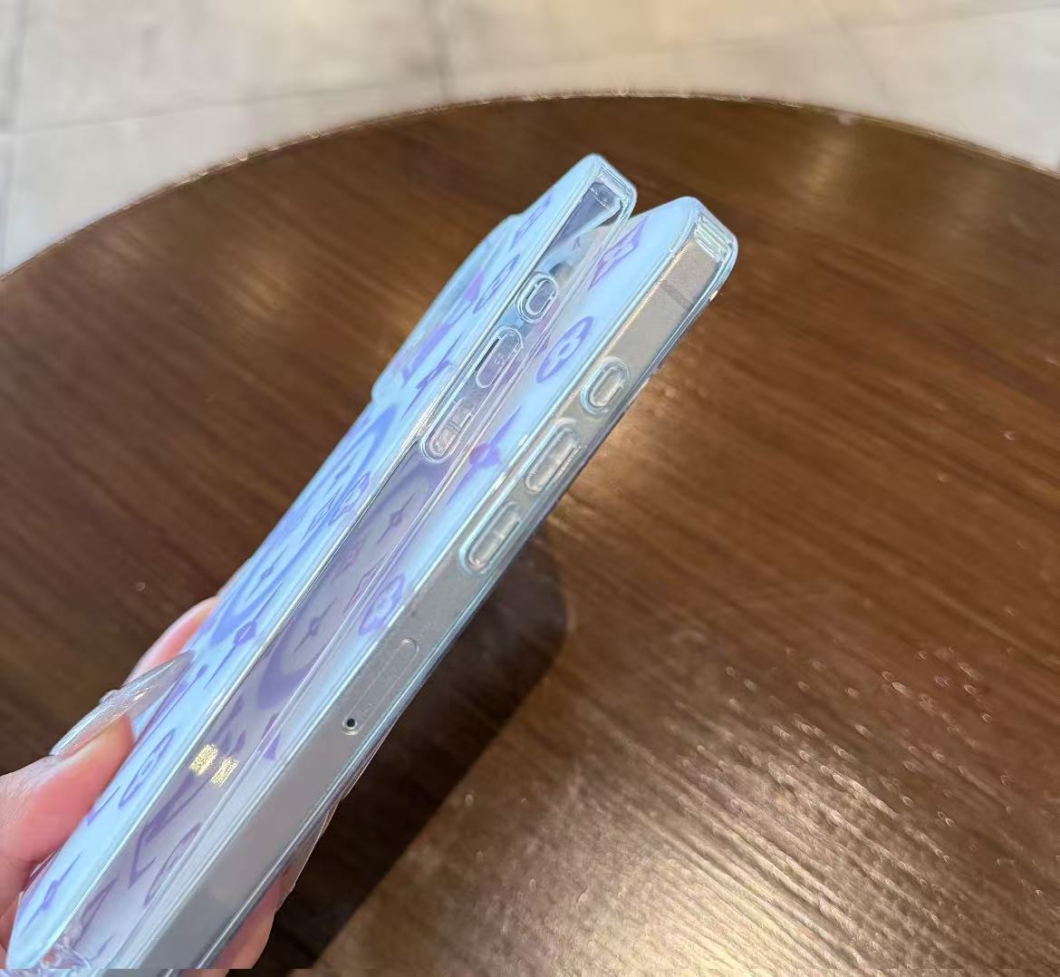 スマホケース 高級感マグネット式 ダブルV 耐衝撃・防振性能に優れ、高級感あふれるスマホケースで、iPhone13~17 に対応