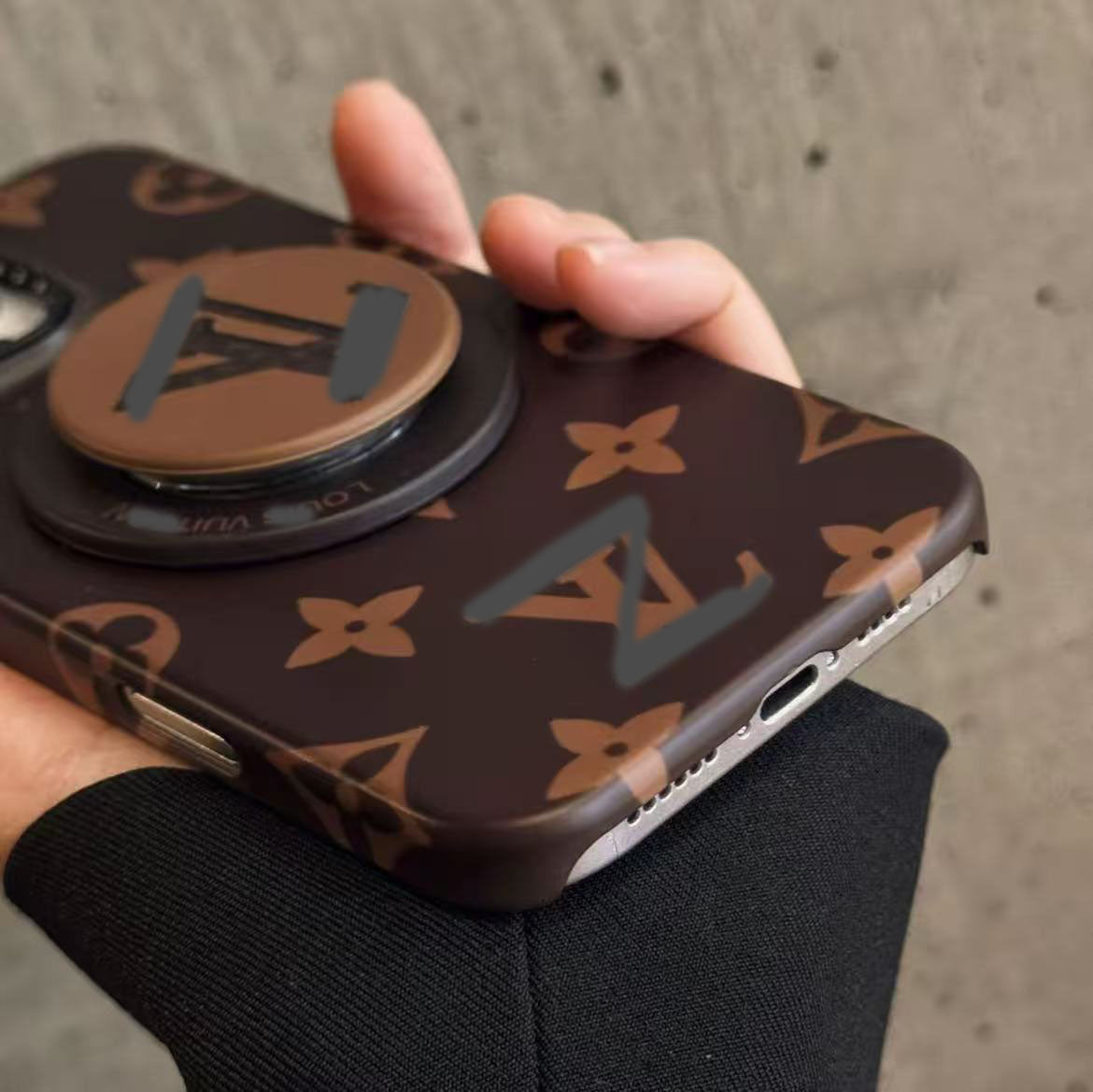 スマホケース 高級感マグネット式 ダブルV 耐衝撃・防振性能に優れ、高級感あふれるスマホケースで、iPhone13~16に対応