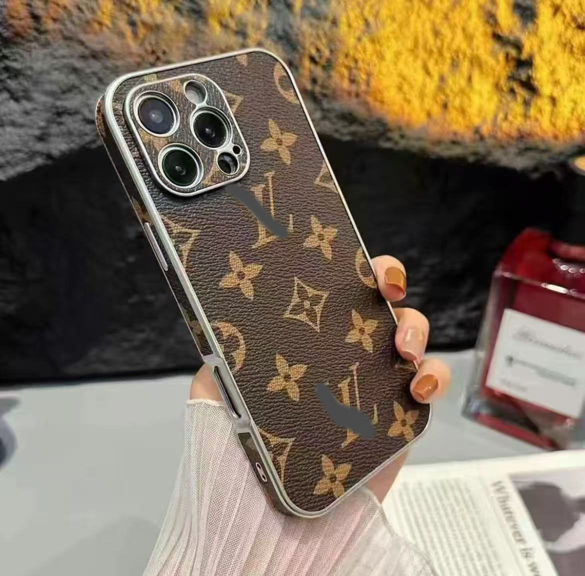 スマホケース  高級感メッキ仕様  ダブルV    耐衝撃・防振性能に優れ、高級感あふれるスマホケースで、iPhone13~16 に対応
