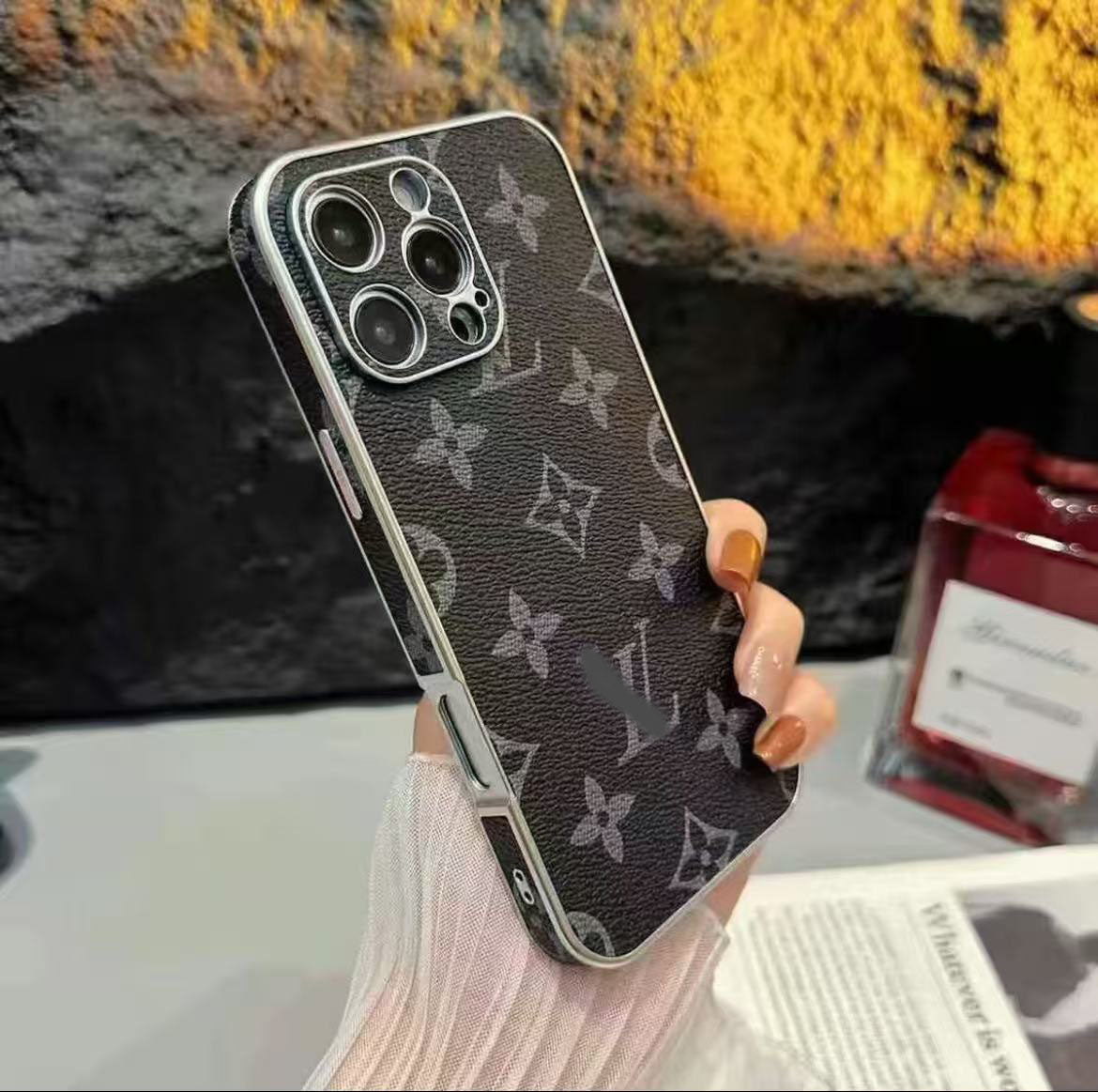 スマホケース  高級感メッキ仕様  ダブルV    耐衝撃・防振性能に優れ、高級感あふれるスマホケースで、iPhone13~16 に対応