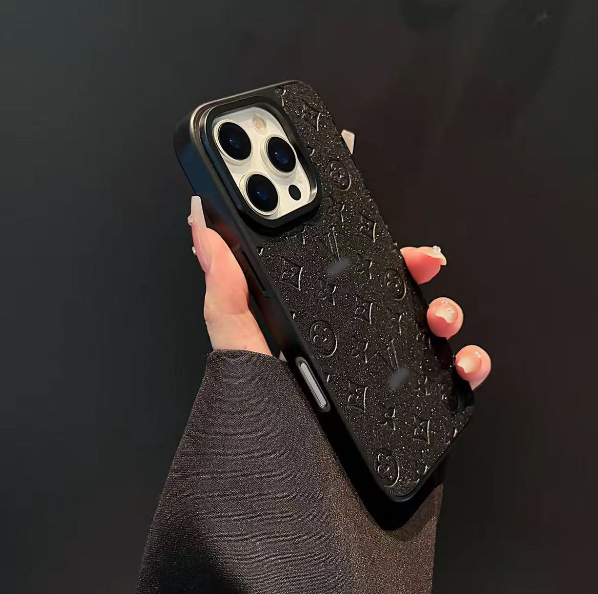 スマホケース 高級感レザー製 ダブルV グリッタース 耐衝撃・防振性能に優れ、高級感あふれるスマホケースで、iPhone13~17 に対応