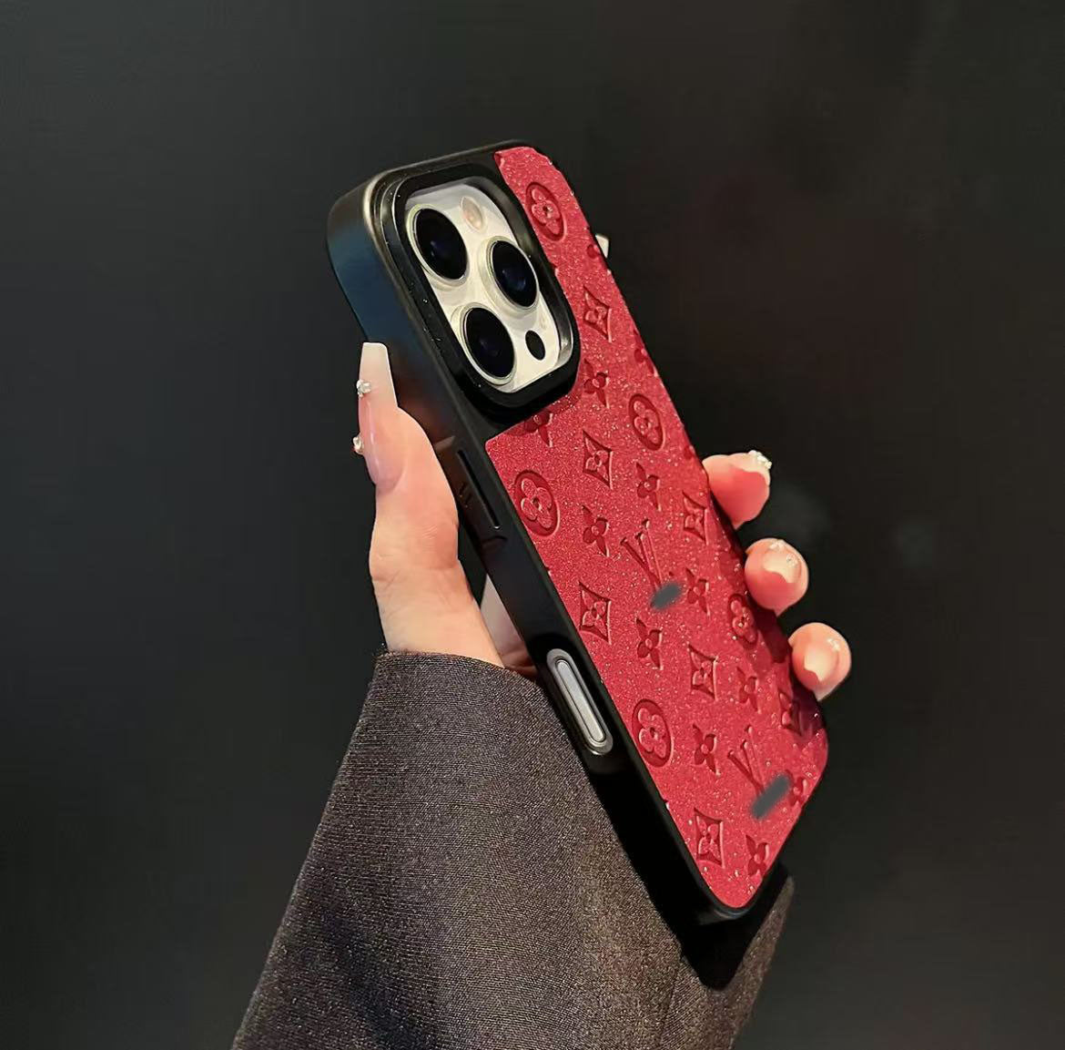 スマホケース 高級感レザー製 ダブルV グリッタース 耐衝撃・防振性能に優れ、高級感あふれるスマホケースで、iPhone13~17 に対応