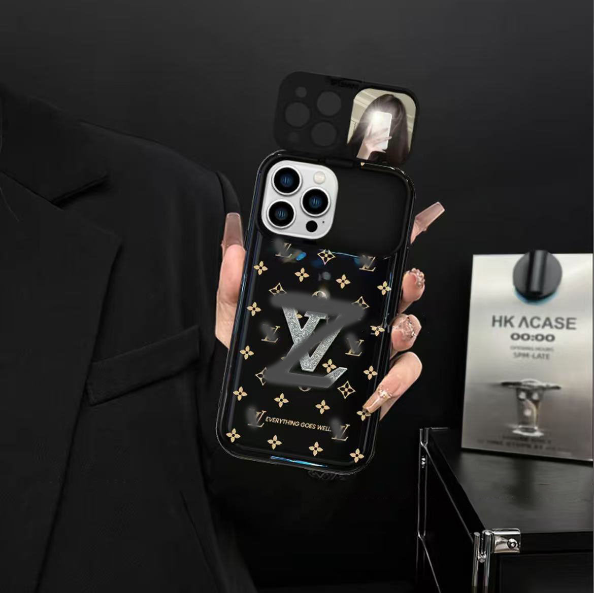 スマホケース 高級感大きな窓付き ダブルV ブレスレットを付き 耐衝撃・防振性能に優れ、高級感あふれるスマホケースで、iPhone11~17 に対応