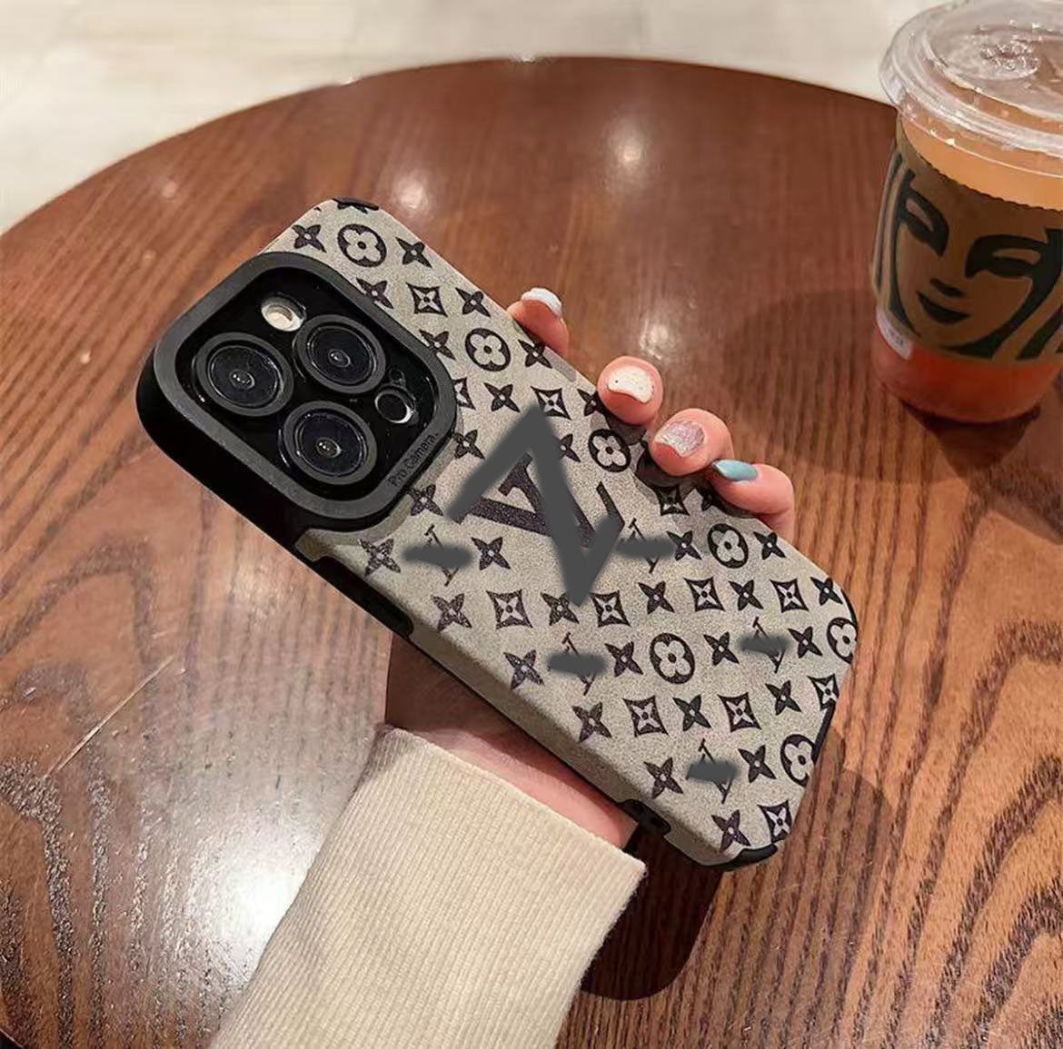 スマホケース 高級感 ダブルV&Di** 耐衝撃・防振性能に優れ、高級感あふれるスマホケースで、iPhone12~16 に対応