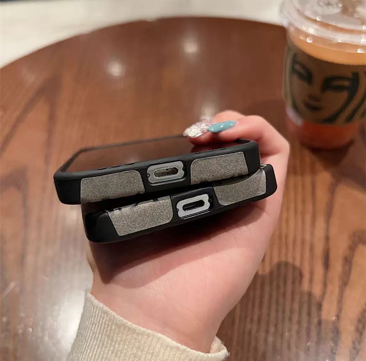 スマホケース 高級感 ダブルV&Di** 耐衝撃・防振性能に優れ、高級感あふれるスマホケースで、iPhone12~16 に対応