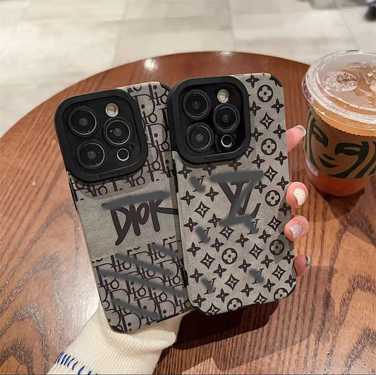 スマホケース  高級感  ダブルV&Di**  耐衝撃・防振性能に優れ、高級感あふれるスマホケースで、iPhone12~16 に対応