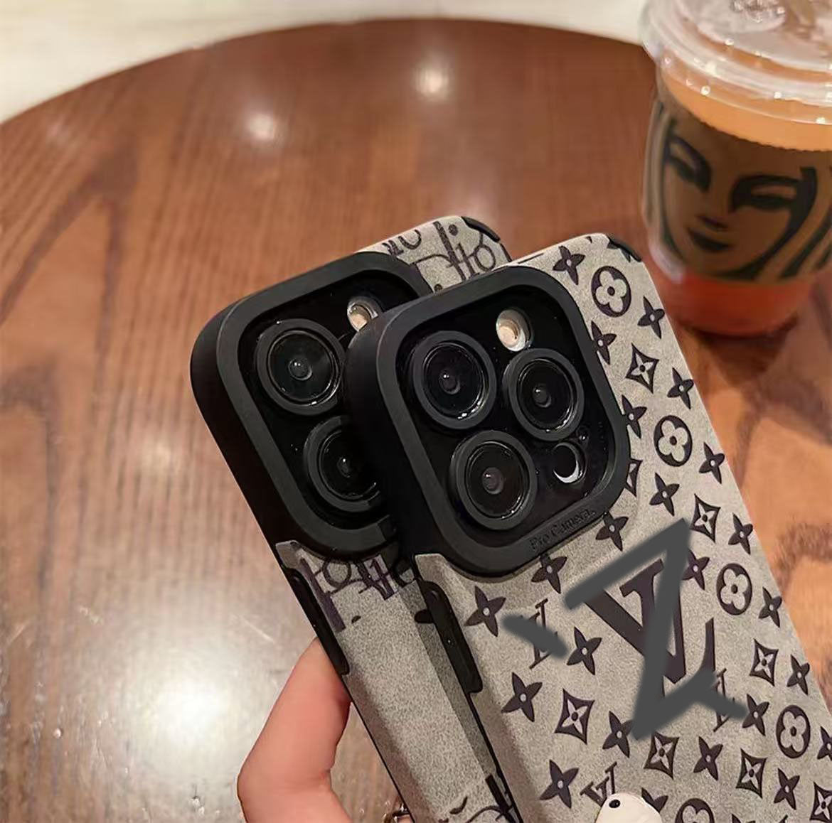 スマホケース 高級感 ダブルV&Di** 耐衝撃・防振性能に優れ、高級感あふれるスマホケースで、iPhone12~16 に対応