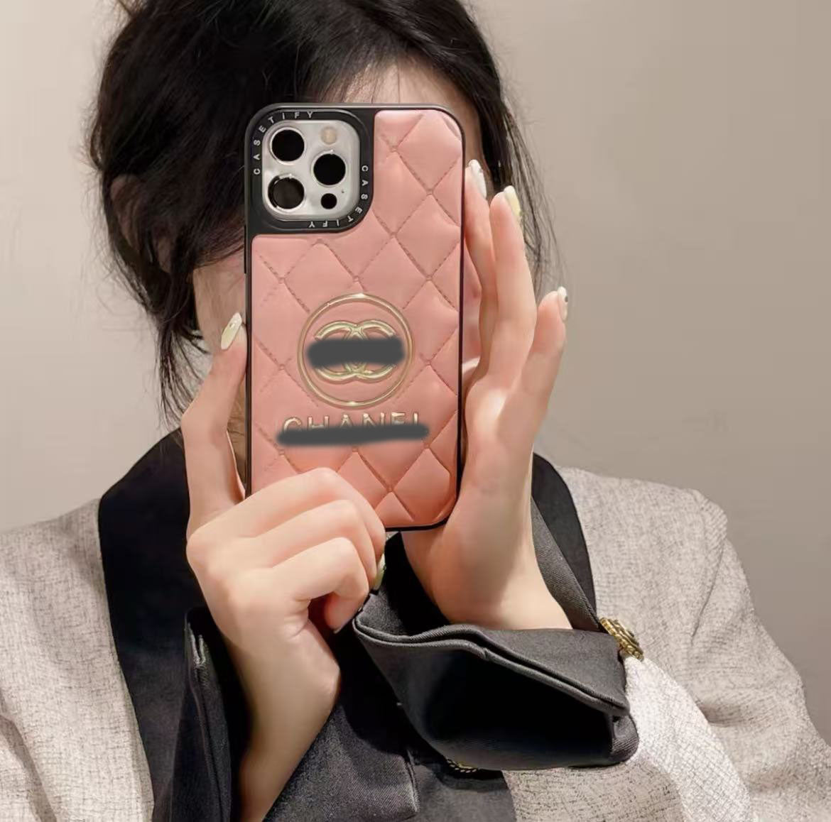 スマホケース 高級感レザー製 ダブルC 耐衝撃・防振性能に優れ、高級感あふれるスマホケースで、iPhone12~16に対応