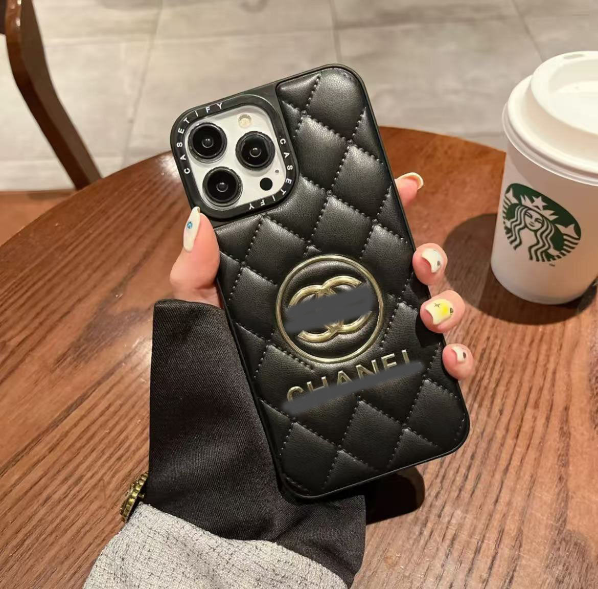 スマホケース 高級感レザー製 ダブルC 耐衝撃・防振性能に優れ、高級感あふれるスマホケースで、iPhone12~16に対応