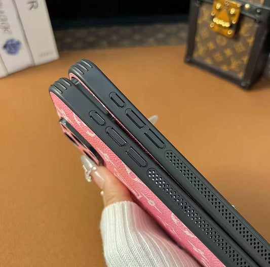 スマホケース 高級感さくらんぼ ダブルV 耐衝撃・防振性能に優れ、高級感あふれるスマホケースで、iPhone13~17 に対応