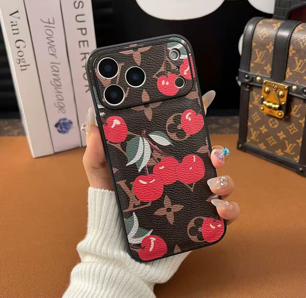 スマホケース 高級感PU 素材 ダブルV 耐衝撃・防振性能に優れ、高級感あふれるスマホケースで、iPhone13~17 に対応