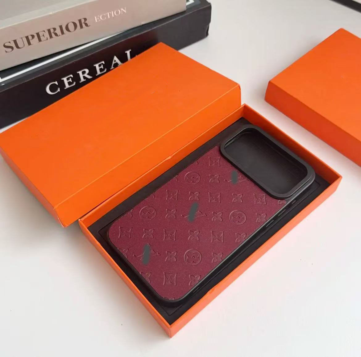 スマホケース 高級感レザー製 ダブルV 耐衝撃・防振性能に優れ、高級感あふれるスマホケースで、iPhone13~17 に対応