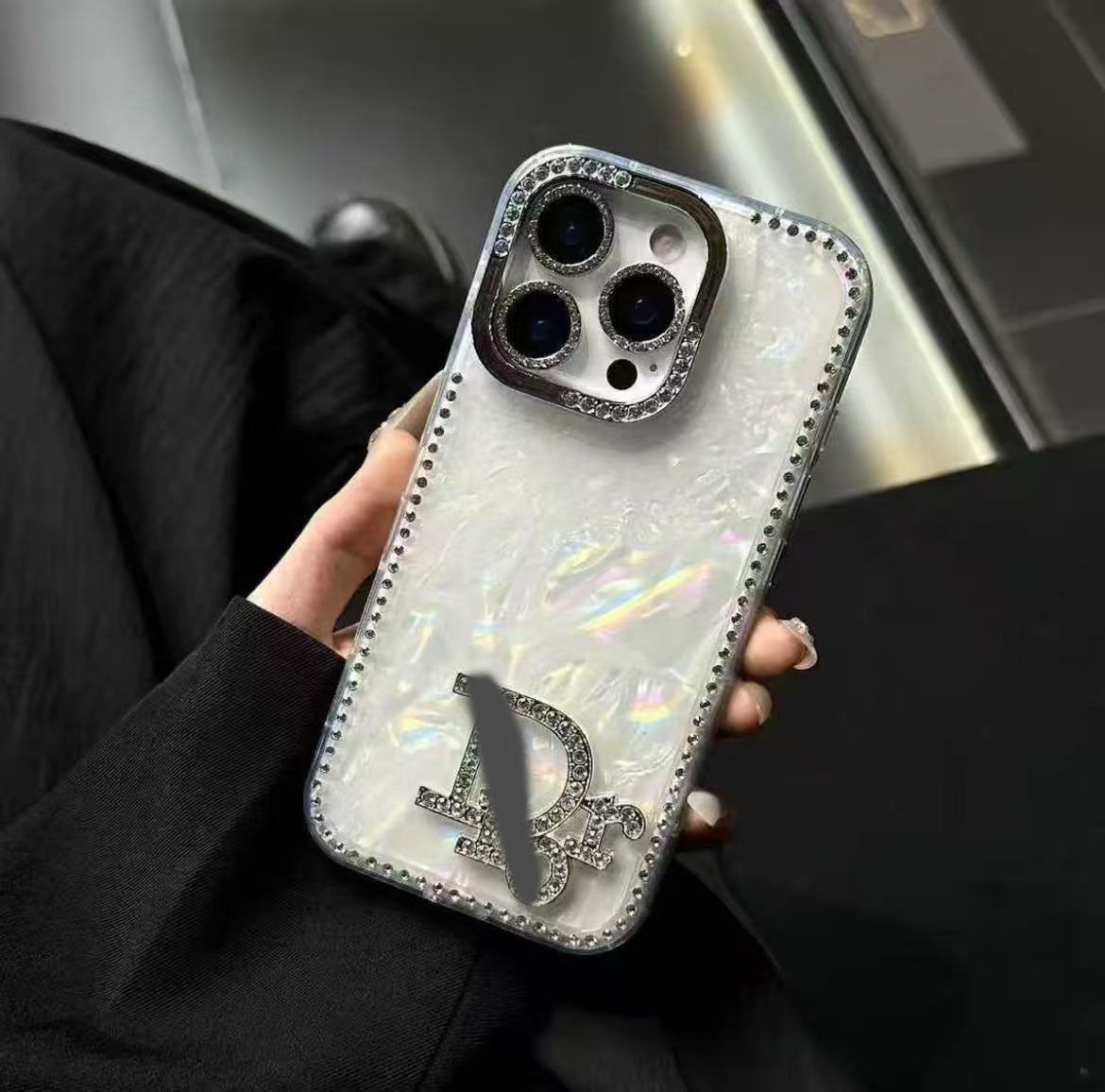 スマホケース  高級感貝殻グリッター  ダブルV&miu&Di**  耐衝撃・防振性能に優れ、高級感あふれるスマホケースで、iPhone13~16 に対応