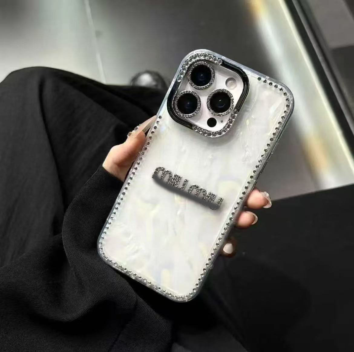 スマホケース  高級感貝殻グリッター  ダブルV&miu&Di**  耐衝撃・防振性能に優れ、高級感あふれるスマホケースで、iPhone13~16 に対応