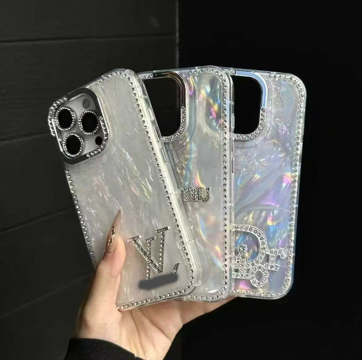 スマホケース  高級感貝殻グリッター  ダブルV&miu&Di**  耐衝撃・防振性能に優れ、高級感あふれるスマホケースで、iPhone13~16 に対応