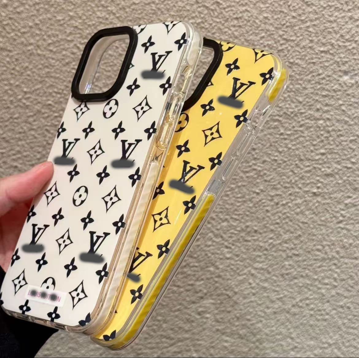 スマホケース  高級感画面いっぱいのアルファベット  ダブルV  耐衝撃・防振性能に優れ、高級感あふれるスマホケースで、iPhone13~16 に対応