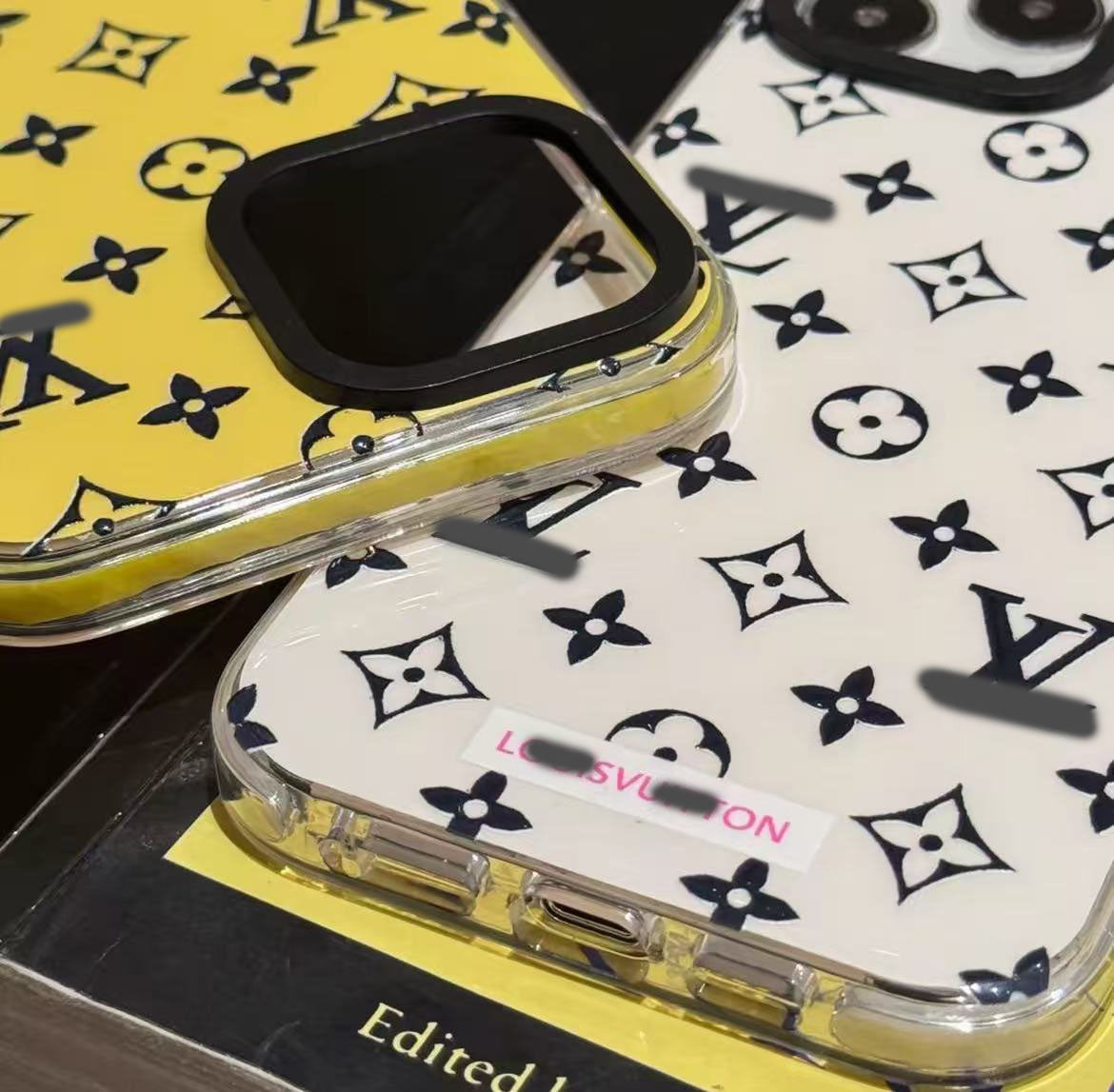 スマホケース  高級感画面いっぱいのアルファベット  ダブルV  耐衝撃・防振性能に優れ、高級感あふれるスマホケースで、iPhone13~16 に対応