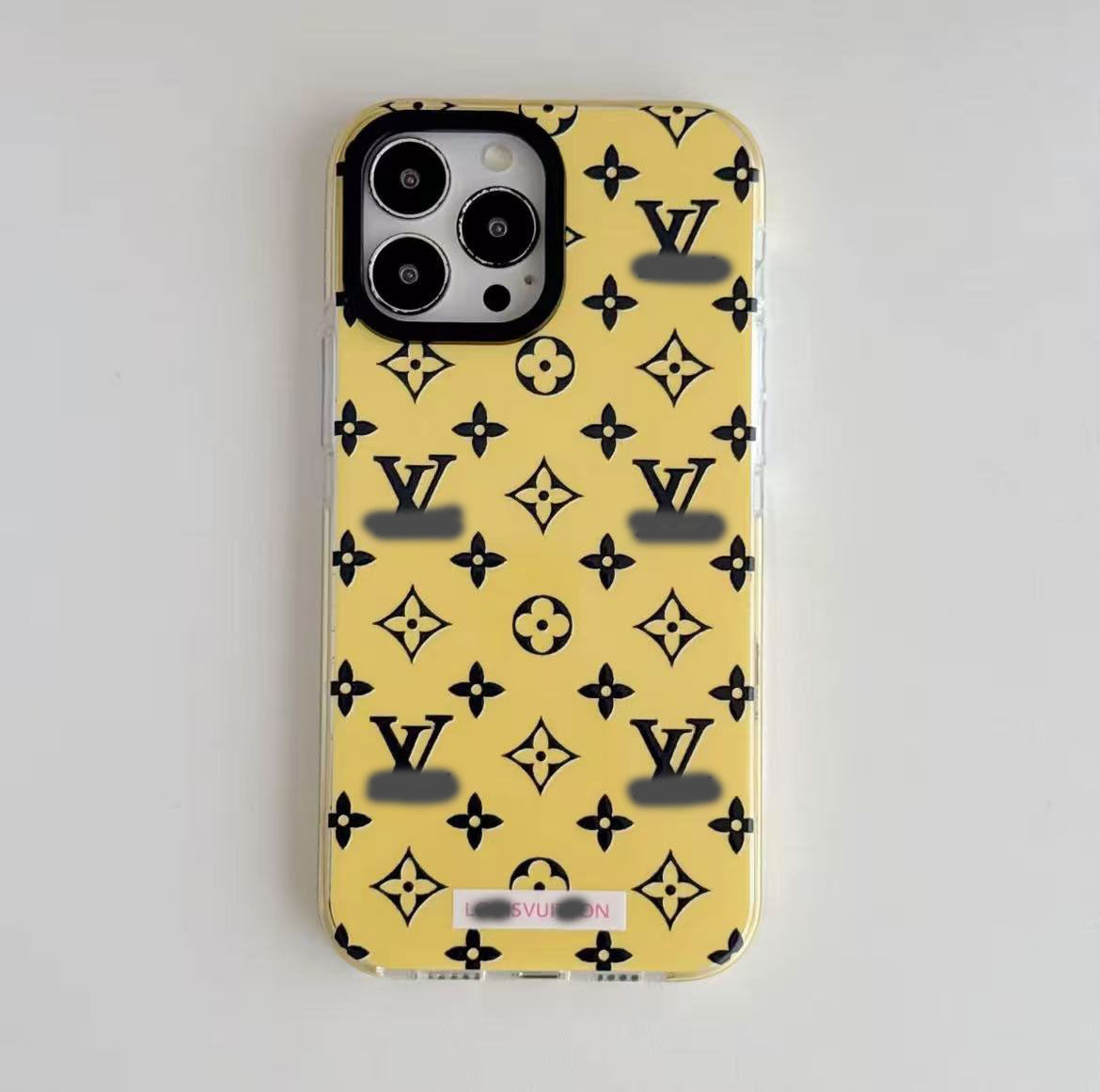 スマホケース  高級感画面いっぱいのアルファベット  ダブルV  耐衝撃・防振性能に優れ、高級感あふれるスマホケースで、iPhone13~16 に対応