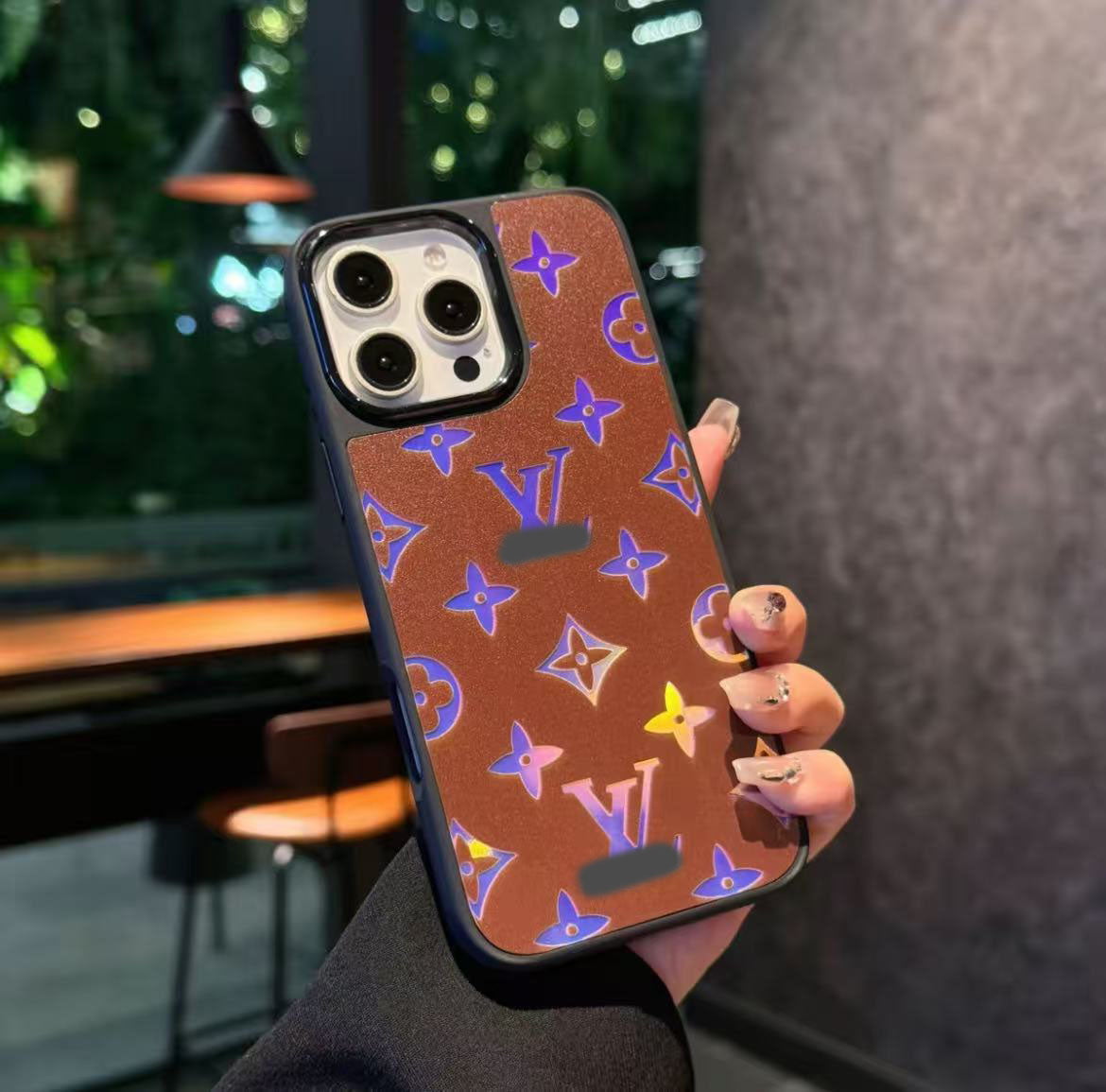 スマホケース 高級感レーザー光沢 ダブルV 耐衝撃・防振性能に優れ、高級感あふれるスマホケースで、iPhone14~16 に対応