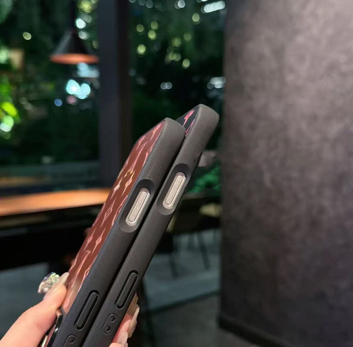 スマホケース 高級感レーザー光沢 ダブルV 耐衝撃・防振性能に優れ、高級感あふれるスマホケースで、iPhone14~16 に対応