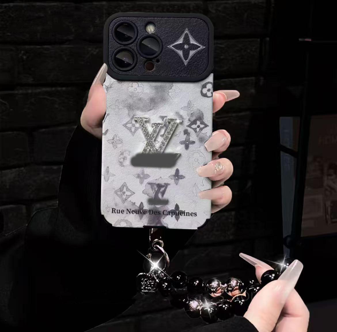 スマホケース 高級感 ストラップ付き ダブルV 耐衝撃・防振性能に優れ、高級感あふれるスマホケースで、iPhone11~17 に対応