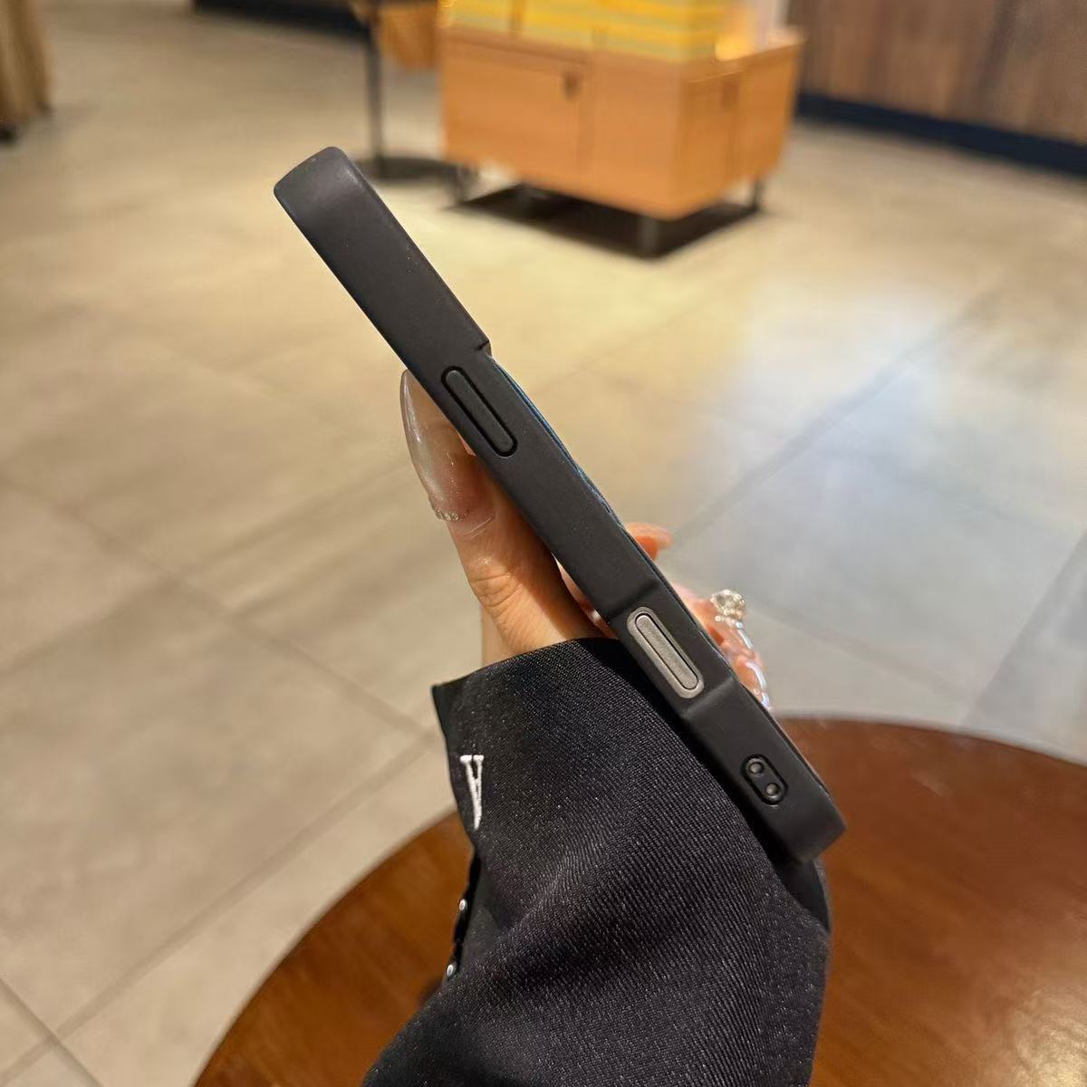 スマホケース  高級感レザーエンボス  ダブルG  耐衝撃・防振性能に優れ、高級感あふれるスマホケースで、iPhone13~17 に対応