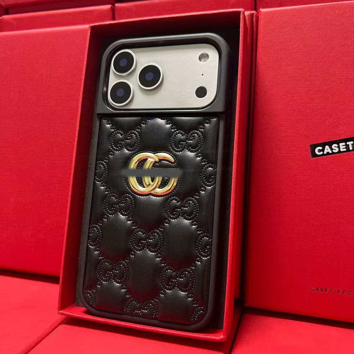 スマホケース  高級感レザーエンボス  ダブルG  耐衝撃・防振性能に優れ、高級感あふれるスマホケースで、iPhone13~17 に対応