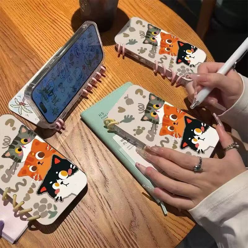 本型スマホケース 三匹の猫が愛らしく重なり合うテーマ 手帳型スマホケース  キャラクターの柔らかい 折りたたみ式 ノート型 スマホケース  iPhone に対応