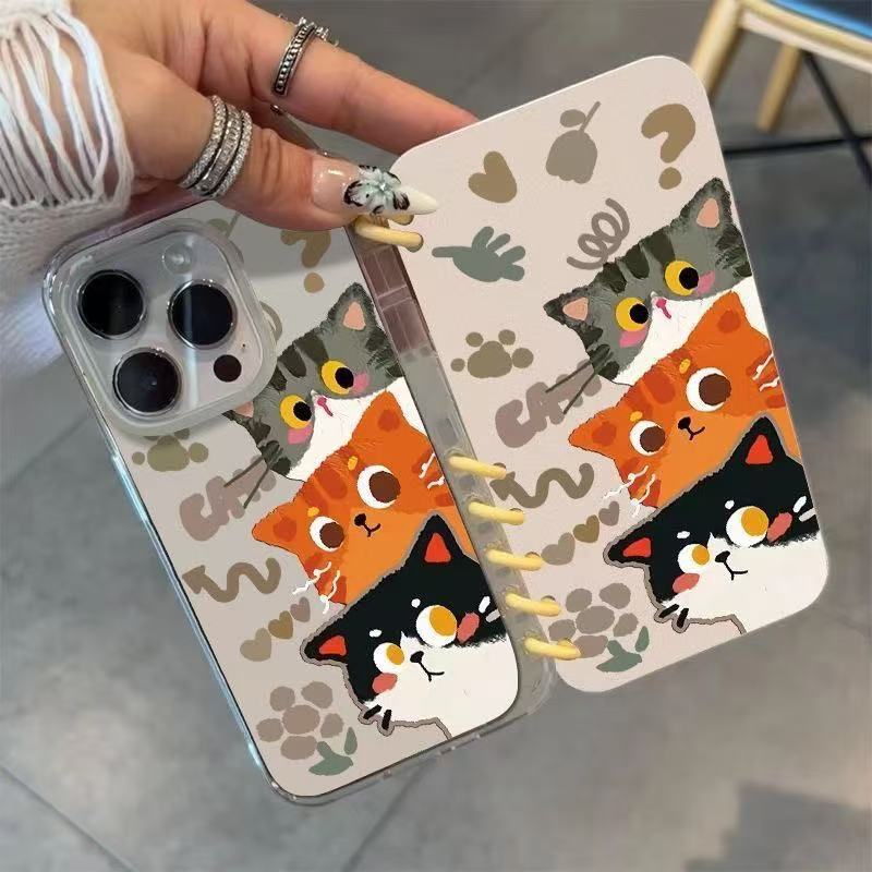 本型スマホケース 三匹の猫が愛らしく重なり合うテーマ 手帳型スマホケース キャラクターの柔らかい 折りたたみ式 ノート型 スマホケース iPhone に対応
