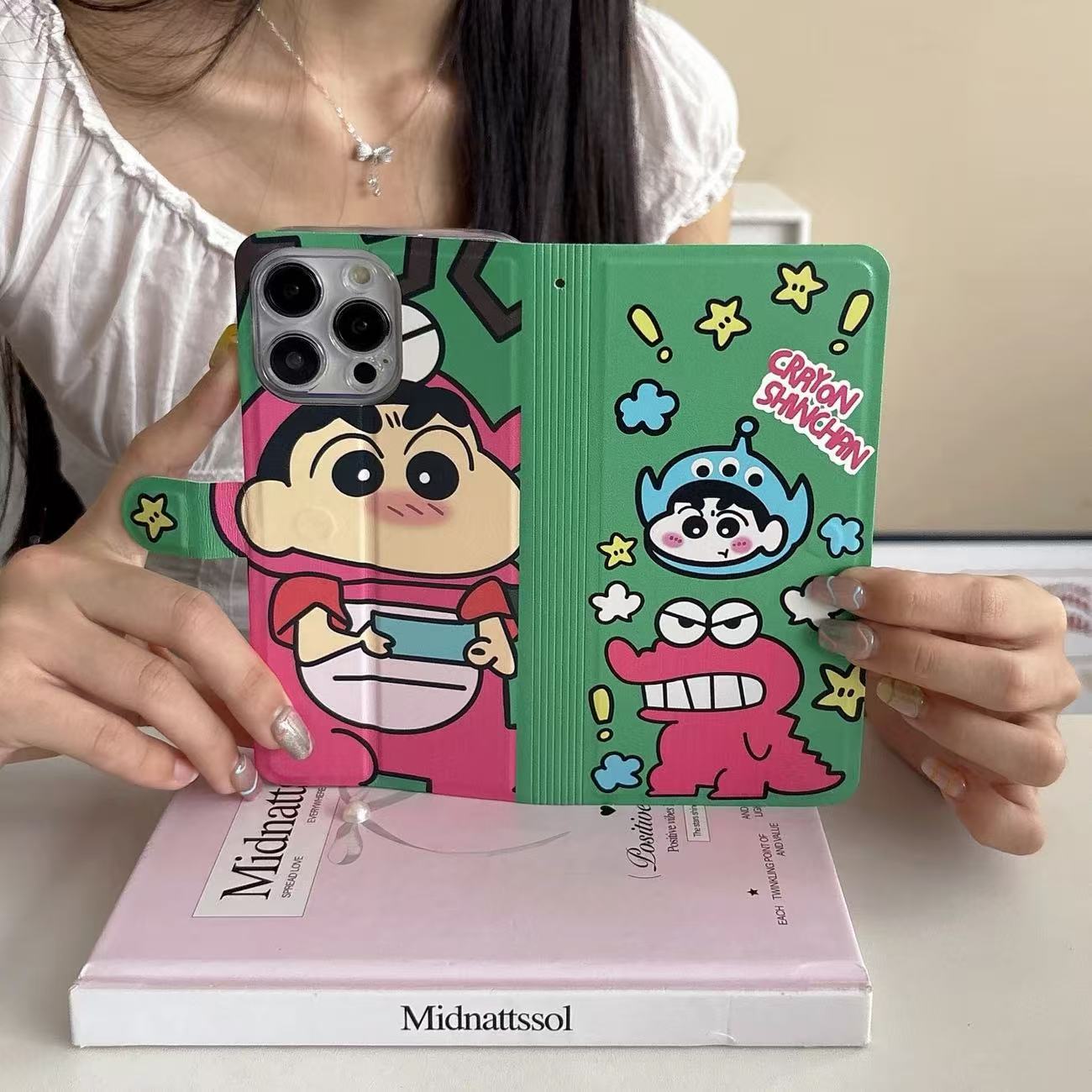 本型スマホケース 定番キャラクター「クレヨンしんちゃん」テーマ 手帳型スマホケース  キャラクターの柔らかい 折りたたみ式 ノート型 スマホケース  iPhone に対応