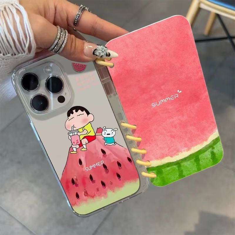本型スマホケース  夏の爽やかさを感じさせる「スイカ」テーマ  手帳型スマホケース  キャラクターの柔らかい 折りたたみ式 ノート型 スマホケース  iPhone に対応