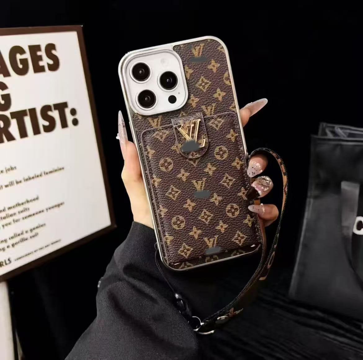 スマホケース  高級感カードホルダー付き  ダブルV  ストラップ付き  耐衝撃・防振性能に優れ、高級感あふれるスマホケースで、iPhone13~16 に対応