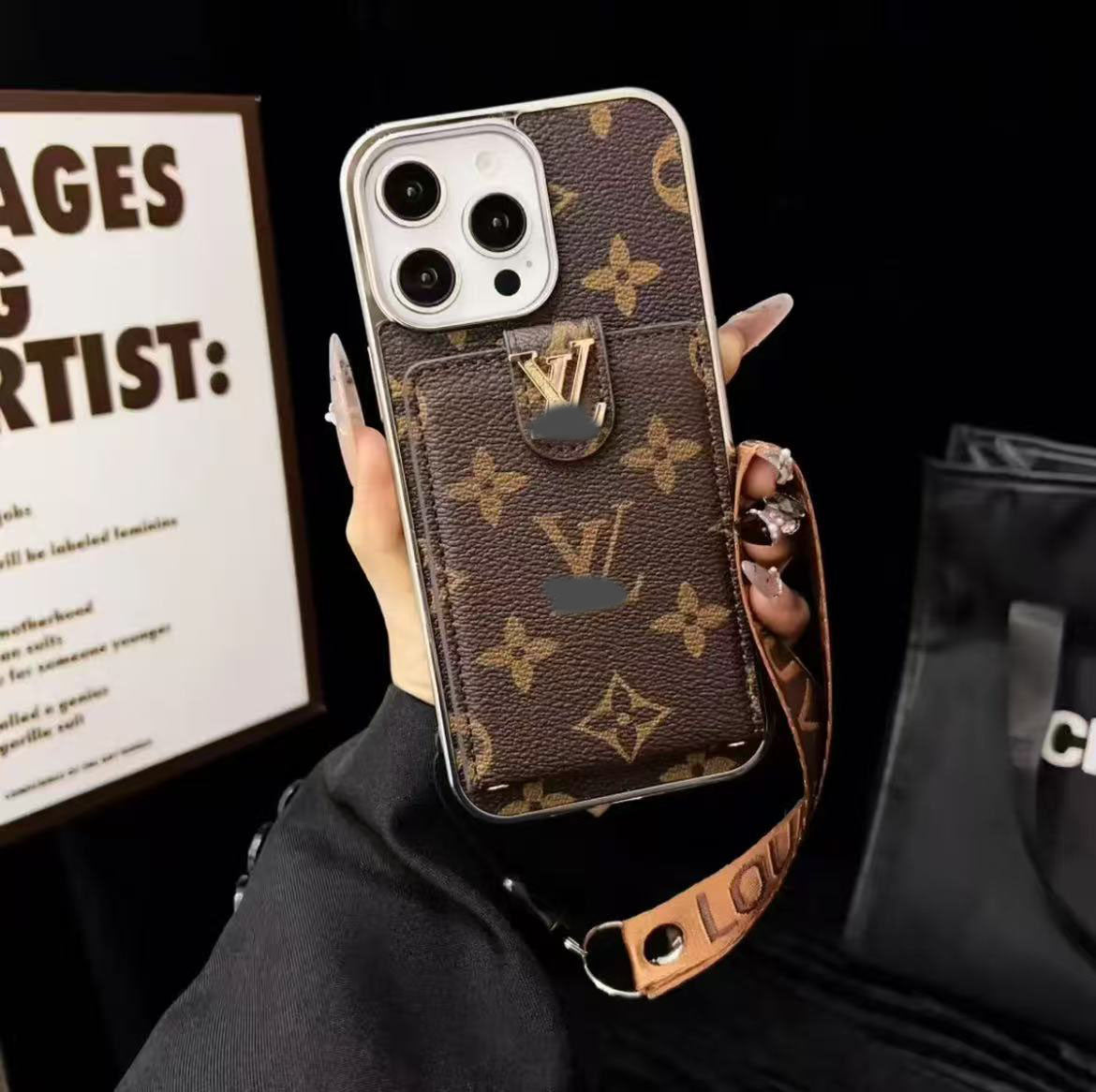 スマホケース  高級感カードホルダー付き  ダブルV  ストラップ付き  耐衝撃・防振性能に優れ、高級感あふれるスマホケースで、iPhone13~16 に対応